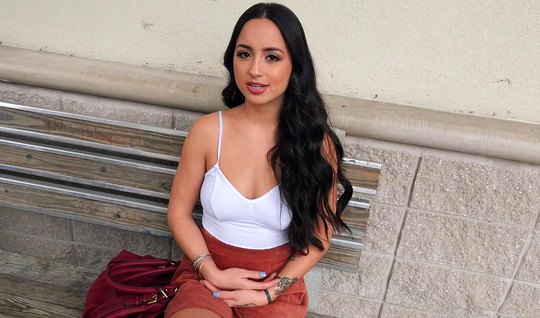 Сексуальная сучка дала в волосатую киску незнакомцу