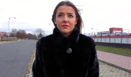 Брюнетка с красивыми сиськами отдалась незнакомцу в машине за деньги