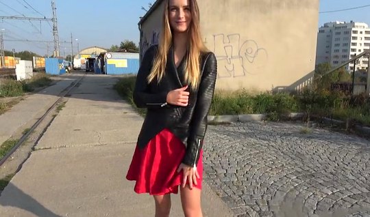 Парень снял худую девушку с маленькими дойками и рачком отодрал её во дворе