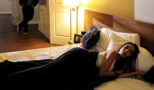 Парень разбудил спящую мамку с большой жопой и жадно трахнул ее в спальне