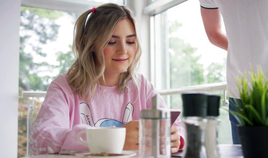 Молоденькая русская девушка обожает заниматься нежным сексом в позе раком