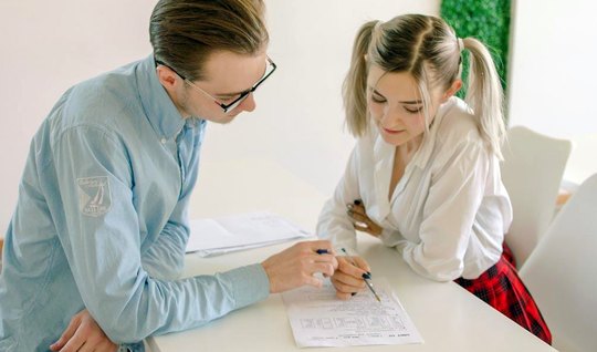 Русский ботан занимается то учебой, то жестким сексом с молодой студенткой