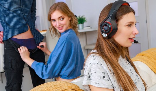 Молодая и худая девушка в позе раком не против заняться сексом