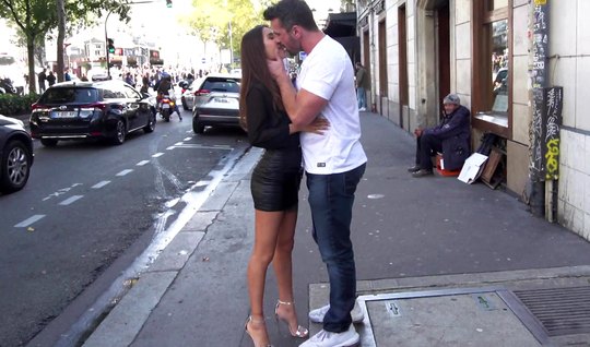 Татуированная девушка с большими сиськами во время пикапа отдается брюнету