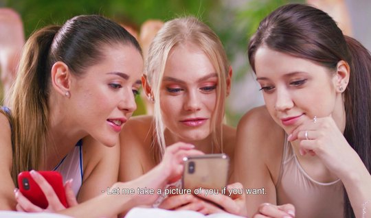 Three Russian lesbians muddy group sex in bed and want to squirt from a high