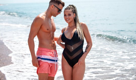 На природе сисястой туристке комфортно двигаться на толстом члене незнакомца