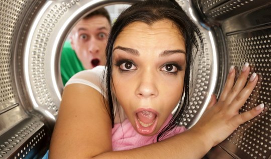 Толстая брюнетка подставляет дырочки для реального секса и удовольствия