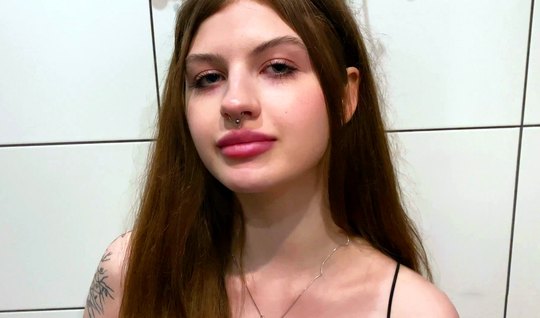 Сводный брат и его русская сестра не прочь снять домашнее порно от первого лица