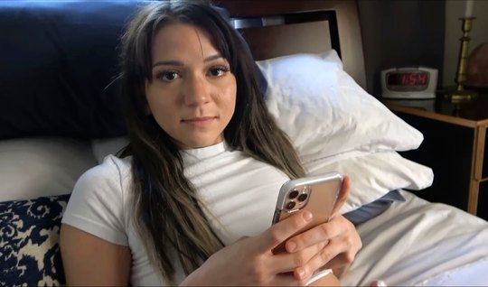 Молоденькая брюнетка во время домашнего порно подставляет свою пилотку для секса