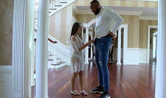 Огромный негр с большими членом жадно трахает молодую брюнетку и доводит ее до оргазма