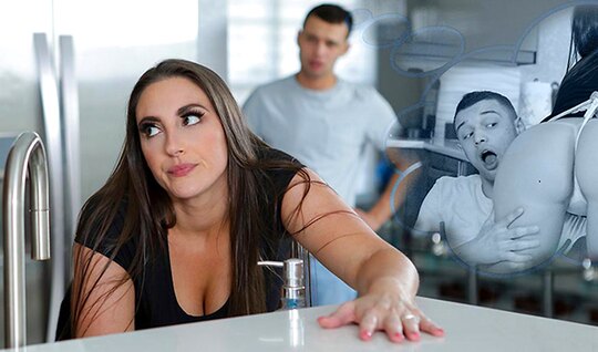 Мамка с огромной грудью поимела парня большими ягодицами и ртом