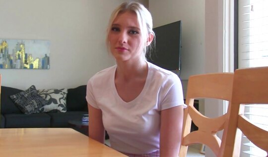 Блондинка красиво стонет от крепкого члена в тугой пилотке