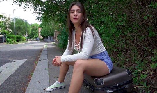 Красотка готова сосать большой член пикапера прямо на публике