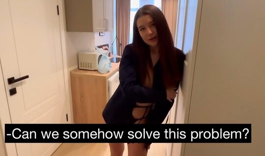 Русская девушка сосет член доставщика, чтобы не платить