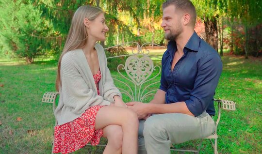 Худая телочка после романтической прогулки сделала минет