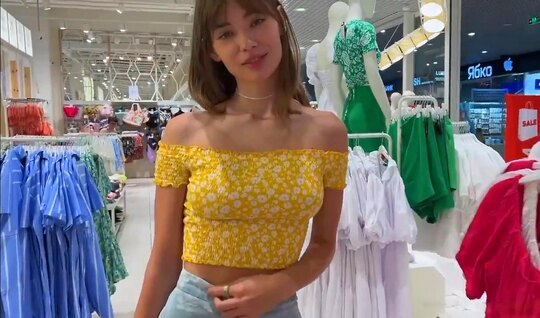 Худая телочка сосет крепкий ствол пикапера на публике