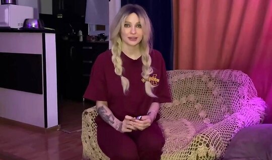 Русская баба встала раком, чтобы член в анал получить