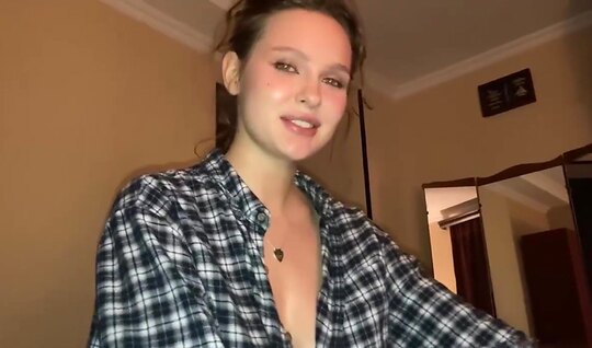 Соседка с большими сиськами взбодрила ствол парня ласками