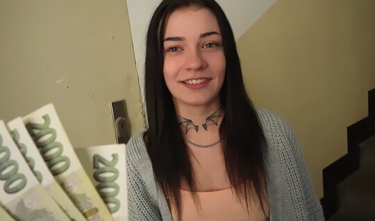 Молодая брюннетка подставила сочную киску, чтобы денег заработать