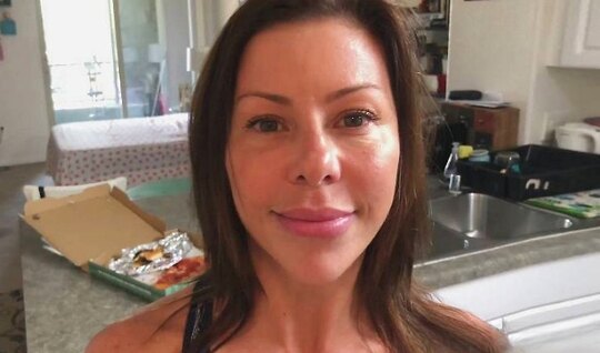 Зрелая баба сделала минет и встала раком перед доставщиком пиццы