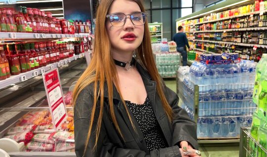 Русская милашка в очках повелась на пикап и сосет на улице