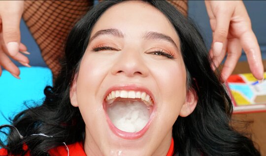 Девица получила полный ротик свежей и сладкой спермы