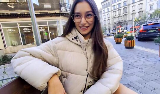 Симпатичная девушка повелась на пикап и теперь трахается