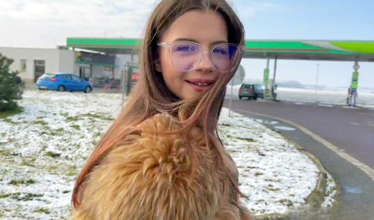 Молодая красотка повелась на пикап и готова подставить пизду