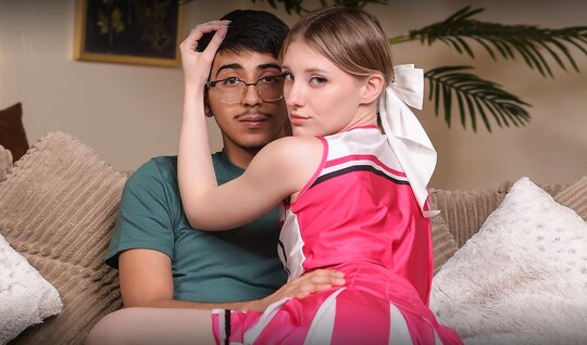 Скромный молодой парень классно трахнул похотливую подругу