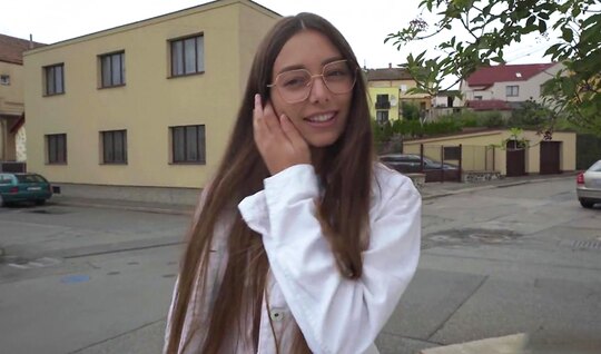 Молодая скромница в очках не смогла устоять перед пикапером