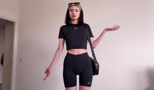 Молодая девушка пришла к парню чтобы член пососать