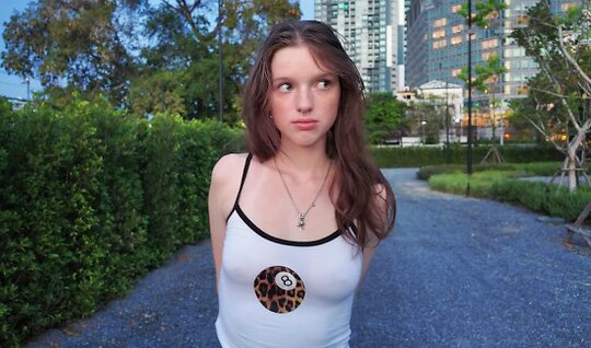 Русская милашка повелась на пикап и теперь сосет член