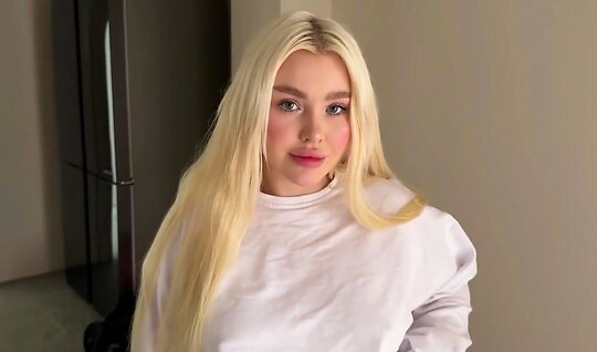 Блондинка в лосинах не прочь попробовать жаркий секс