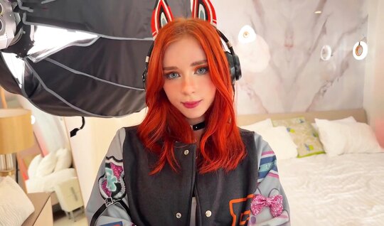 Рыженькая русская сучка нежно взялась сосать крепкий член