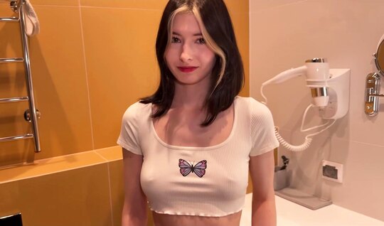 Молодая телочка порадовала парня минет в ванной комнате