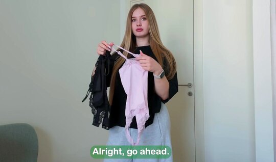 Длинноволосая русская девица активно прокатилась на стояке