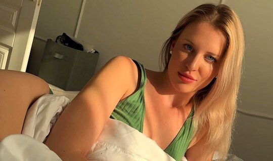 Русская сучка готова сосать крепкий ствол с самого утра