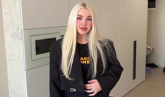 Блондинка пришла в гости чтобы раком потрахаться в пизду