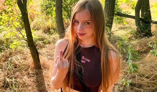 Молодая телочка парня отсосом порадовала на природе