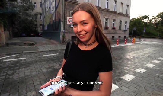 Русская милашка повелась на пикап и теперь трахается