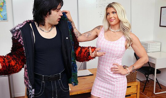 Сексуальная мамка в белье очаровала молодого парня