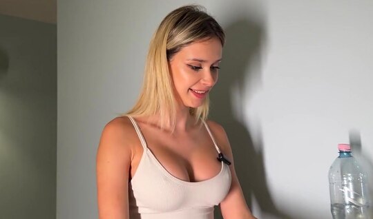 Спортивная красотка в лосинах готова к жаркой секс-тренировке