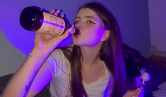 Пьяная русская телочка свою пилотку проиграла в карты