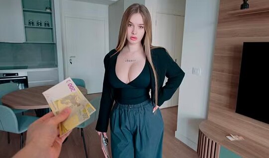 Девушка большие сиськи показала и минет сделала ради денег