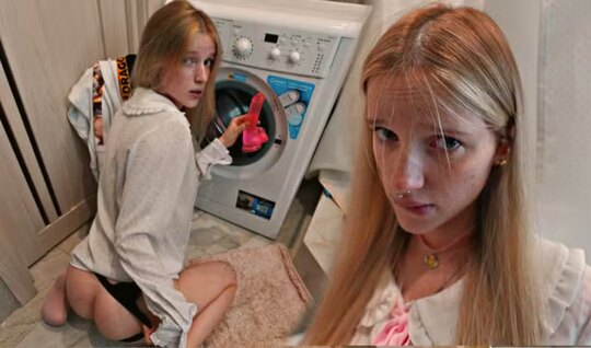 Русская милашка в трусиках выбрала реальный член вместо резинового