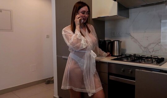 Пока мужа нет дома русская баба с молодым парнем развлекается