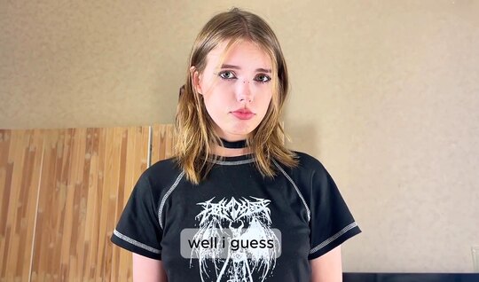 Молодой парень попросил подругу пососать его член